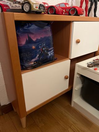 Habitación juvenil con cama y cajones