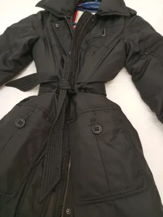 Abrigo negro con cinturón