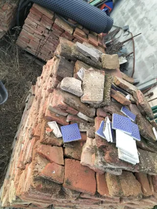 Ladrillos macizos y piedras de zócalo