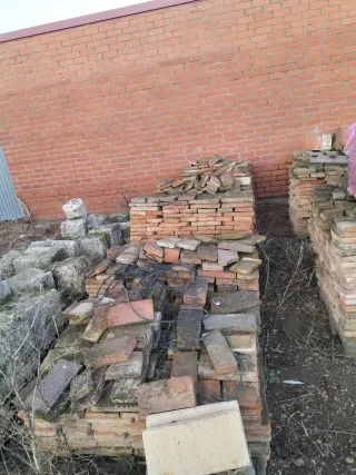 Ladrillos macizos y piedras de zócalo