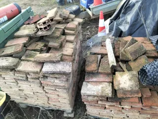 Ladrillos macizos y piedras de zócalo