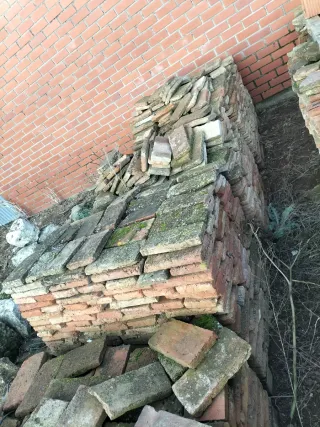 Ladrillos macizos y piedras de zócalo