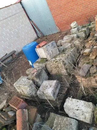 Ladrillos macizos y piedras de zócalo