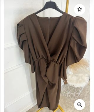 Vestido marrón elegante con volantes