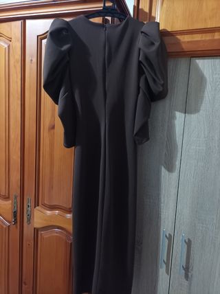 Vestido marrón elegante con volantes