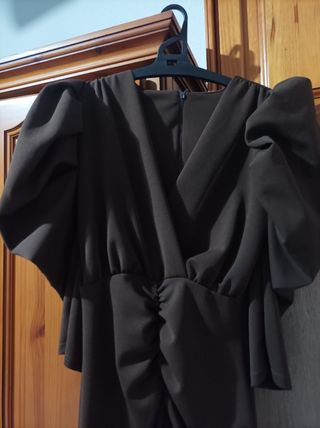 Vestido marrón elegante con volantes