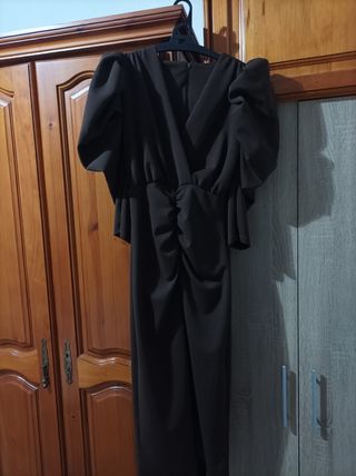 Vestido marrón elegante con volantes