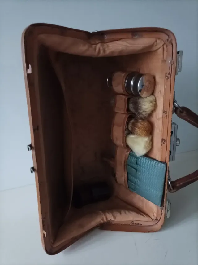 Maletín antiguo barbero cuero marrón