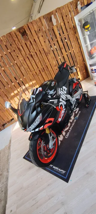 Aprilia RSV4 2025