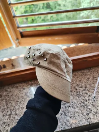 Berretto WIP beige con borchie