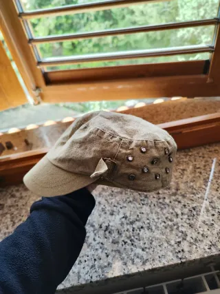 Berretto WIP beige con borchie