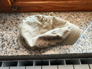 Berretto WIP beige con borchie