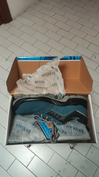 Zapatos de seguridad SKARPA azul y negro