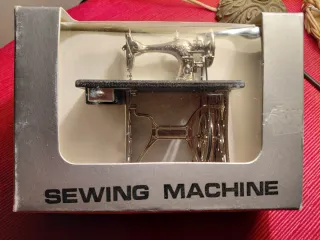 Miniatura Máquina Coser con Movimientos