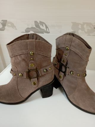 Stivali marroni con dettagli oro