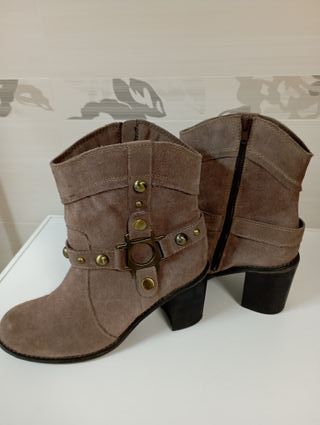 Stivali marroni con dettagli oro