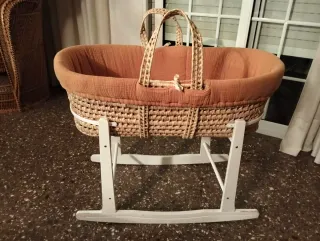 Moisés mimbre con vestiduras y colchón