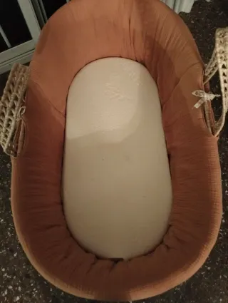 Moisés mimbre con vestiduras y colchón