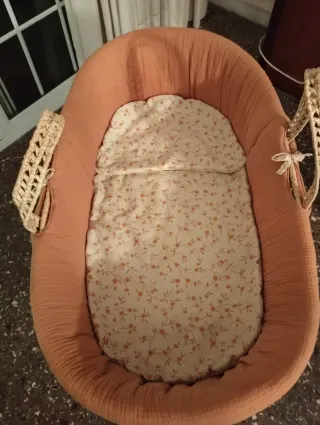 Moisés mimbre con vestiduras y colchón