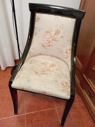 Silla tapizada floral negra