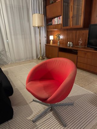 Silla moderna roja y plateada