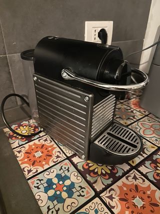Macchina caffè Nespresso Pixie usata decalcificata