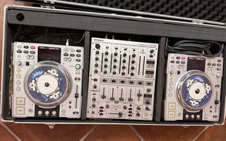 Mesa Mezclas Behringer + 2 CD Denon