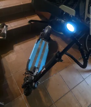 Patinete eléctrico azul
