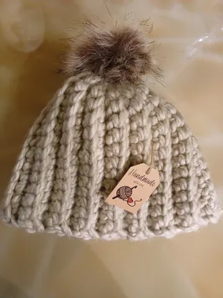 Cappello fatto a mano con pompon