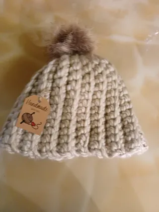 Cappello fatto a mano con pompon