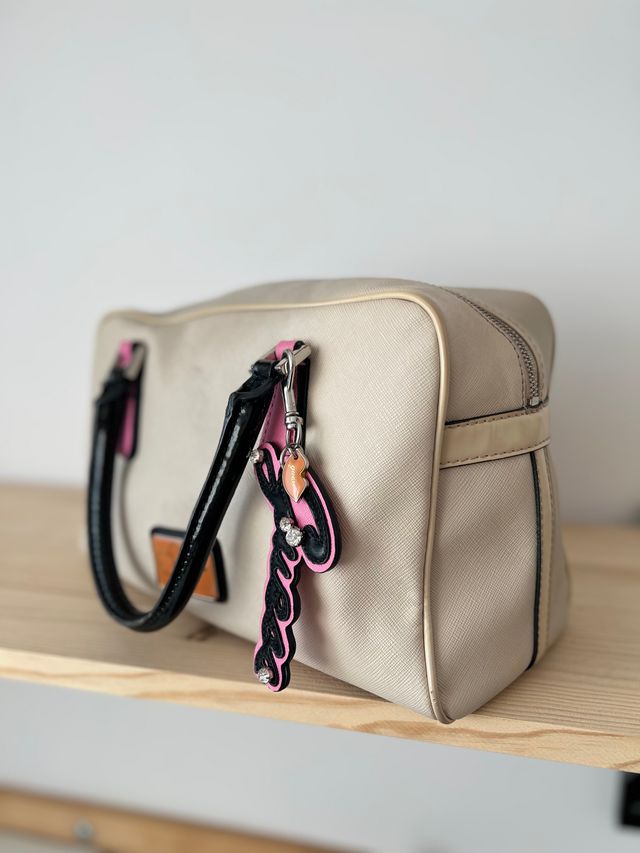 Bolso Guess Crema con Detalles Rosa