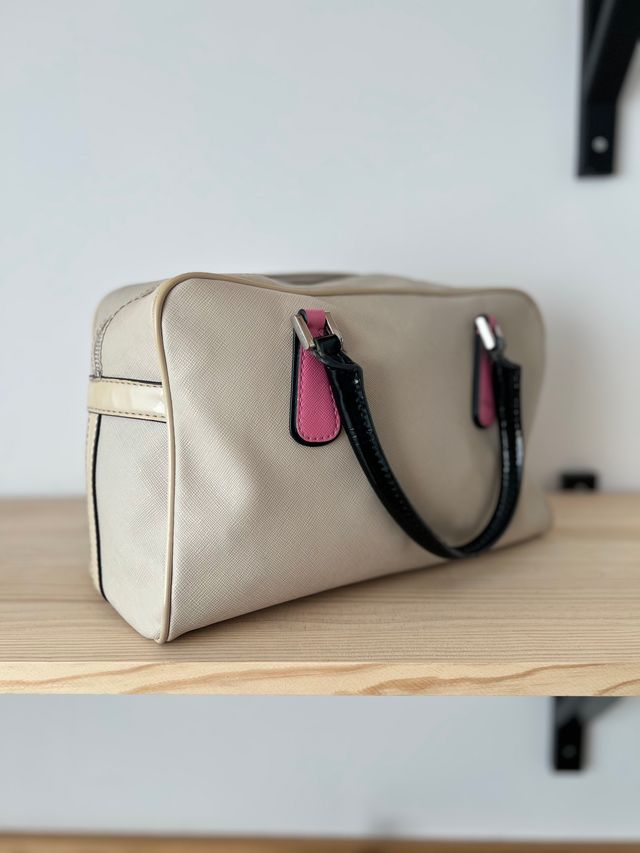 Bolso Guess Crema con Detalles Rosa