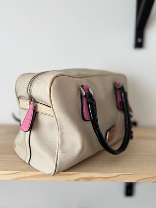 Bolso Guess Crema con Detalles Rosa