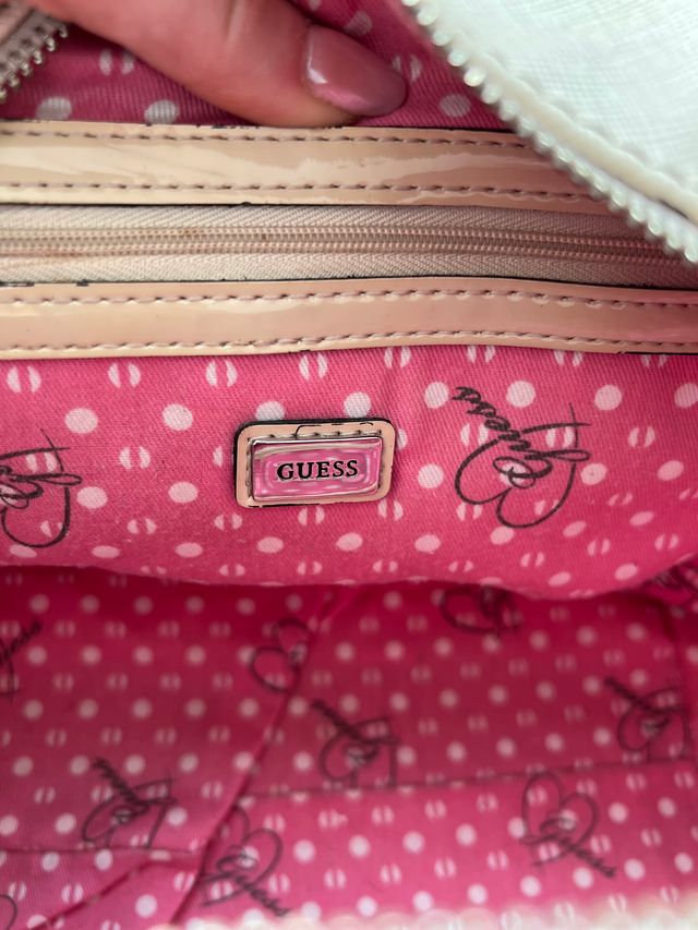 Bolso Guess Crema con Detalles Rosa