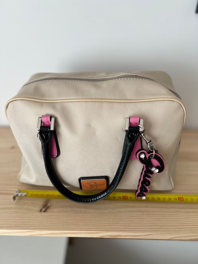 Bolso Guess Crema con Detalles Rosa