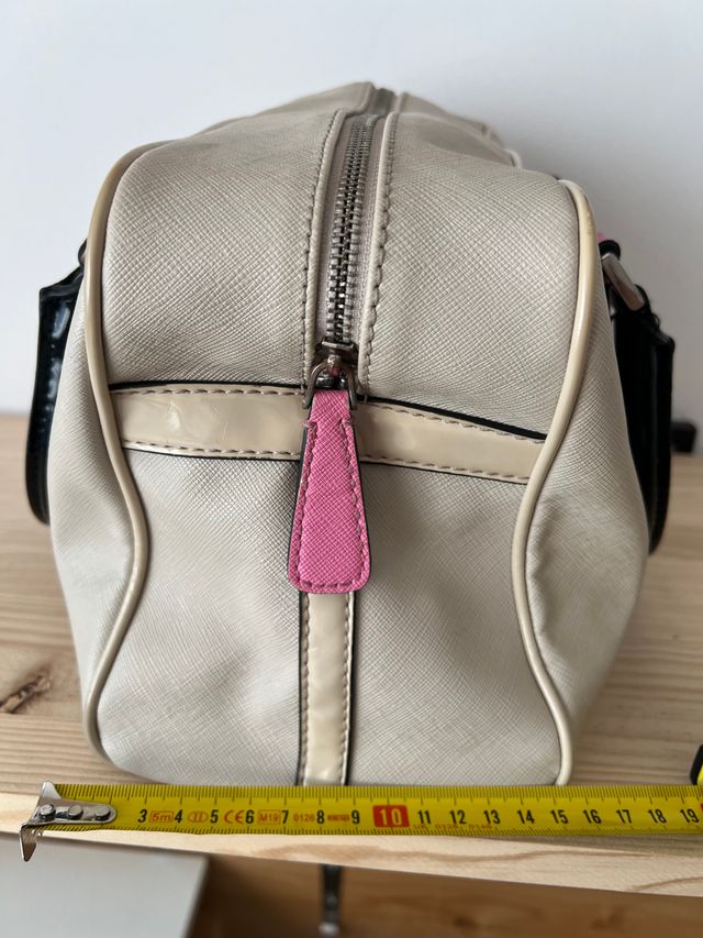 Bolso Guess Crema con Detalles Rosa