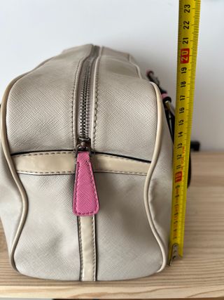 Bolso Guess Crema con Detalles Rosa