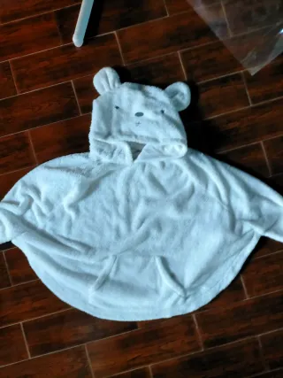 Bata poncho oso polar