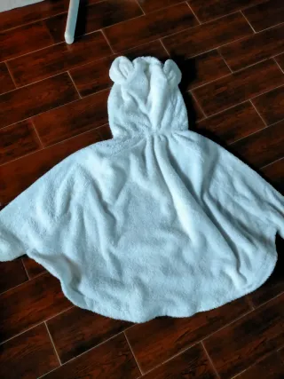 Bata poncho oso polar