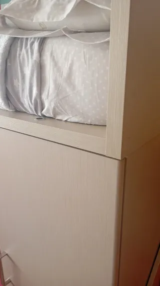 Cama alta niña con armario