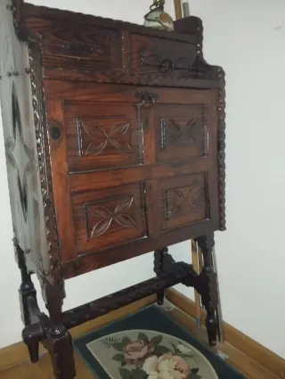 Mueble antiguo de madera tallada