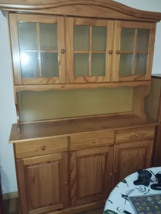 Mueble de madera antiguo con vitrina