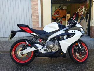 Moto deportiva Aprilia rs 457