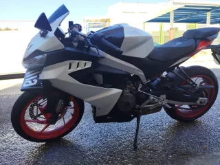 Moto deportiva Aprilia rs 457