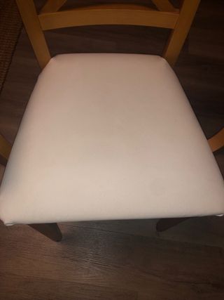 Silla de madera con asiento tapizado