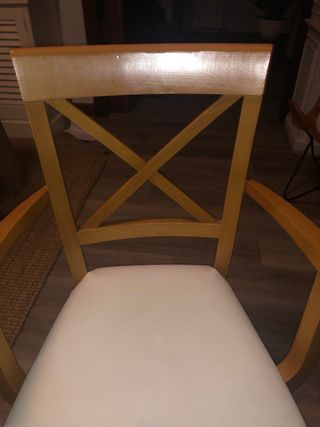 Silla de madera con asiento tapizado