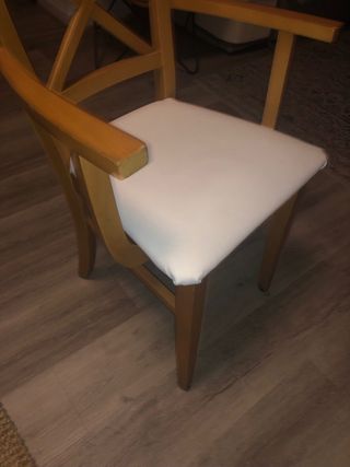 Silla de madera con asiento tapizado