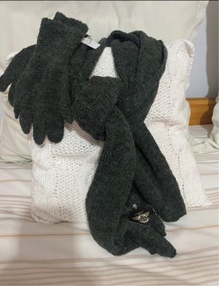 Bufanda y guantes de lana nuevos