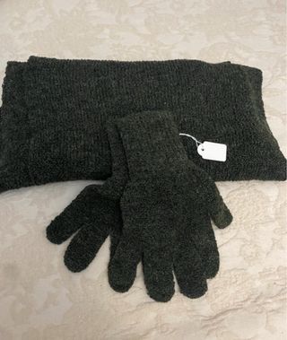 Bufanda y guantes de lana nuevos