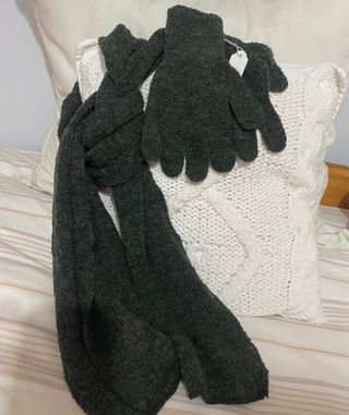 Bufanda y guantes de lana nuevos
